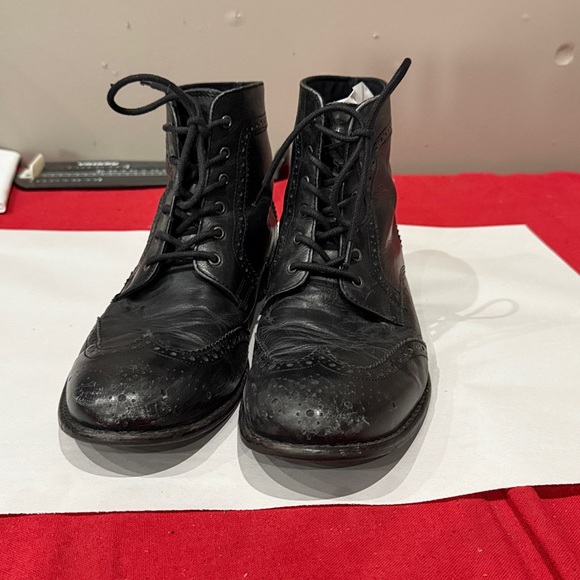 Elegant Black Men's Lace-Up Brogue Boots - Picture 2 of 6